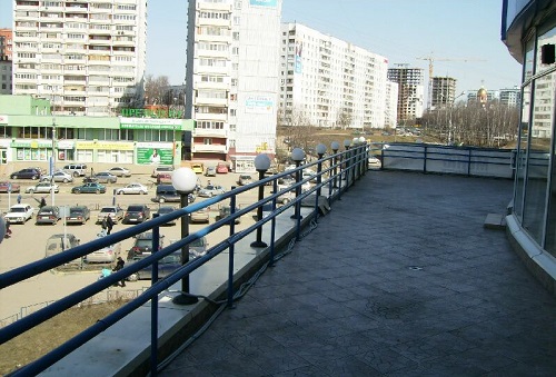 Эксплуатируемая кровля с ограждением